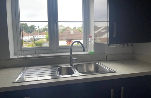 Headstone North Apartment | 2 bed Luxury flat next to station with free parking and close to all amenities