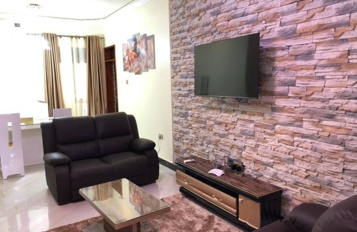 Entebbe Apartment | 2 Bed - Sleeps 4 - Free Airport Shuttle