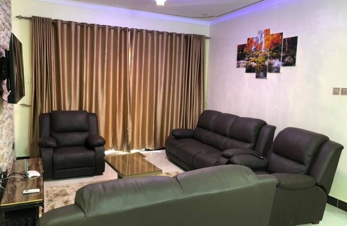 Entebbe Apartment | 2 Bed - Sleeps 4 - Free Airport Shuttle