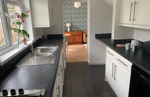 Falmouth House | 2 Bed-Sleeps 4-Parking-Pets-10 min to the Beach