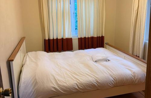 London Borough of Hounslow Apartment | 2 bed-Sleeps 4-Private Patio-Pets-Near Heathrow