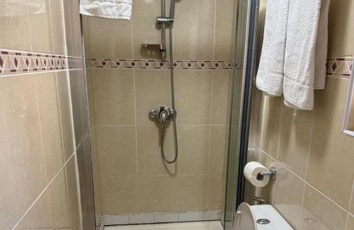 London Borough of Hounslow Apartment | 2 bed-Sleeps 4-Private Patio-Pets-Near Heathrow
