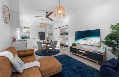 Dicky Beach Apartment | 2 Bed Studio 200m to beach - Dicky Beach Original