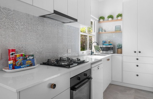 Dicky Beach Apartment | 2 Bed Studio 200m to beach - Dicky Beach Original