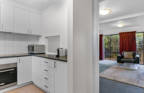 Hobart Central Business District House | 2-Bed Townhouse Retreat in Sandy Bay with Parking