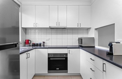 Hobart Central Business District House | 2-Bed Townhouse Retreat in Sandy Bay with Parking