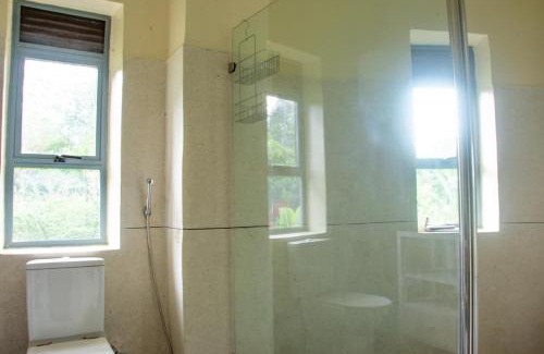 Jinja Apartment | 2 Bed Villa - Sleeps 6 - River Views Garden Wifi