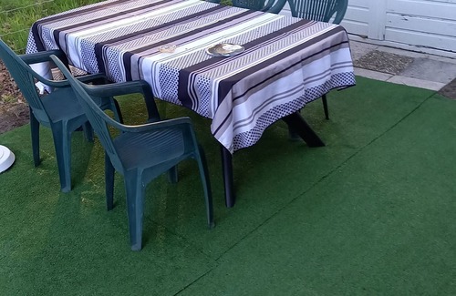 Sainte-Eulalie-en-Born House | 2 Bedroom Mobile Home in Sainte-Eulalie-en-Born