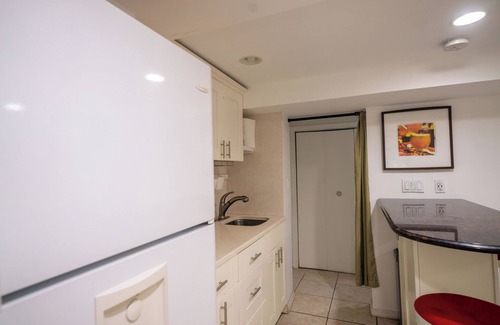 Roslyn Apartment | 2-bedroom, 1 Bath apartment in gorgeous Roslyn with Washer Dryer in unit