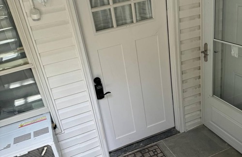 Roslyn Apartment | 2-bedroom, 1 Bath apartment in gorgeous Roslyn with Washer Dryer in unit