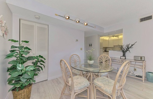 Siesta Key Condo | 2 bedroom 2 bath condo w/Screened in lanai