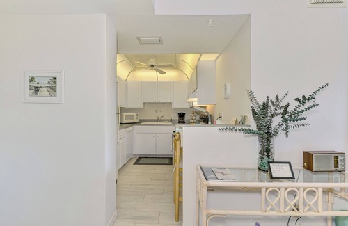 Siesta Key Condo | 2 bedroom 2 bath condo w/Screened in lanai