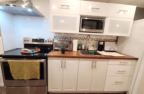 Erin Mills Apartment | 2-Bedroom Apartment near UTM & Pearson Airport