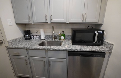 Midtown Apartment | 2-bedroom apartment in Midtown Memphis with AC, fitness room
