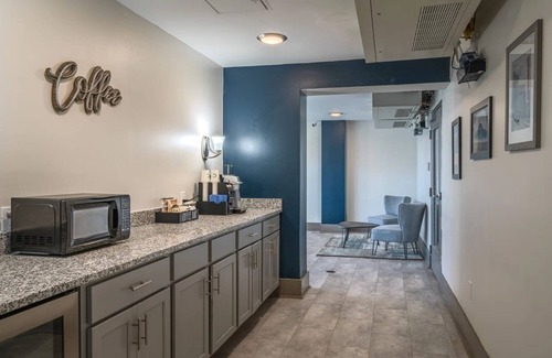 Midtown Apartment | 2-bedroom apartment in Midtown Memphis with AC, fitness room