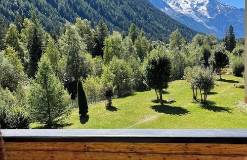 Argentiere Apartment | 2 bedroom apt, balcony facing Mont Blanc, very close to village & GM ski lift