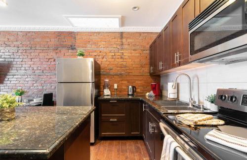 Central Hamilton Apartment | 2 Bedroom Apt Near Downtown - King Bed Netflix