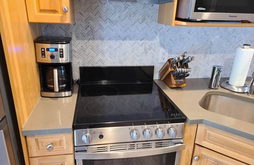 Harvie Heights Ski Chalet | 2 Bedroom Chalet between Canmore & Banff (sleeps 7 (up to 6 Adults and 1 Child)