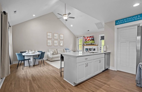 West Union House | 2 Bedroom Cottage on Lake Keowee- Lake/Dock Access- 15 Min to Seneca