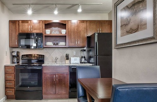 The Point Condo | 2 Bedroom Deluxe Condo, Sleeps 6, Kitchen, Downtown Newport, Long Wharf Resort!