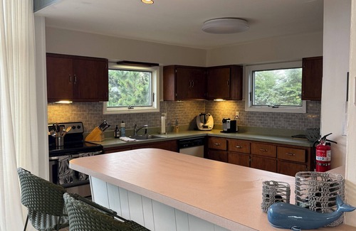 Long Island House | 2-bedroom designer bungalow with Hot Tub, 1GB FiOS, AC, steps from the beach