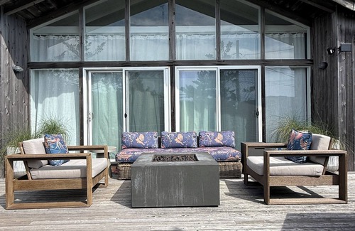 Long Island House | 2-bedroom designer bungalow with Hot Tub, 1GB FiOS, AC, steps from the beach
