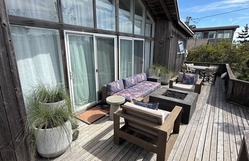 Long Island House | 2-bedroom designer bungalow with Hot Tub, 1GB FiOS, AC, steps from the beach