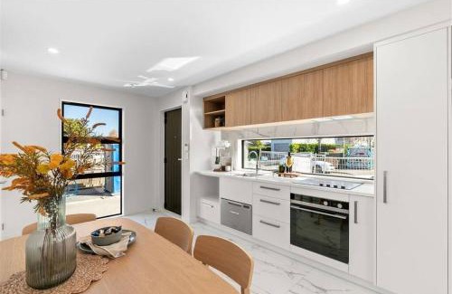 Christchurch Apartment | 2-bedroom ensuite, close to city, comfortable, accessible with own parking