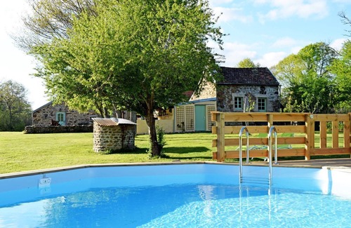 Virlet Cottage | 2 bedroom French Dog Friendly Gite with access to large garden and swimming pool