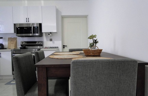 Runaway Bay House | 2-bedroom house in charming Runaway Bay with AC, gym, swimming, basketball court