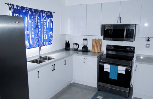Runaway Bay House | 2-bedroom house in charming Runaway Bay with AC, gym, swimming, basketball court