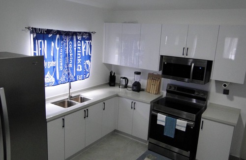 Runaway Bay House | 2-bedroom house in charming Runaway Bay with AC, gym, swimming, basketball court