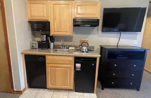 Four O'Clock Resort | 2 Bedroom Lockoff Unit at a Beautiful Luxury Ski in, Ski out Resort