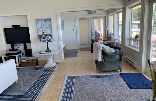 West Sechelt House | 2 Bedroom Oceanfront Suite w/Panoramic Views & Walk-On Beach! 5 mins from town!