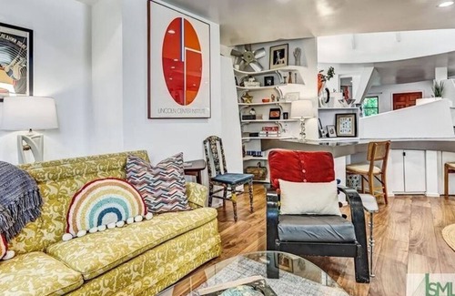 Savannah Victorian District Apartment | 2 Bedroom Single family L-554285 by Houzlet