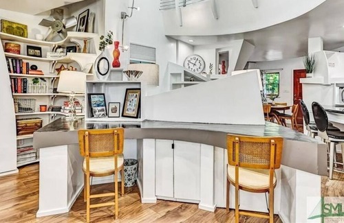 Savannah Victorian District Apartment | 2 Bedroom Single family L-554285 by Houzlet