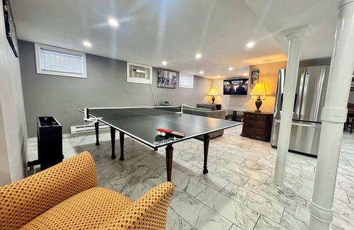 Forest Hill Apartment | 2-bedroom sleeps 6 with ping pong table, WiFi, AC, parking & Laundry in Newark