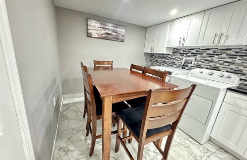 Forest Hill Apartment | 2-bedroom sleeps 6 with ping pong table, WiFi, AC, parking & Laundry in Newark
