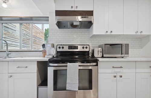 Cobble Hill Other | 2 Bedroom suite with hot tub! Minutes to local attractions, trails and dining