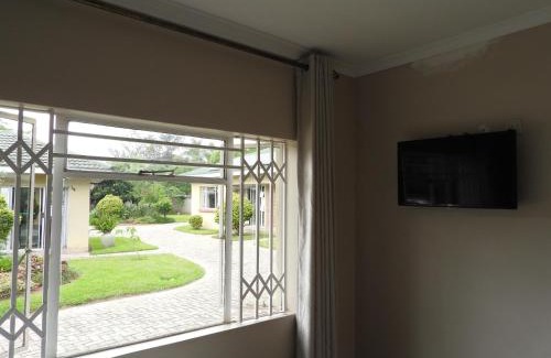 Harare Apartment | 2 bedroomed apartment with en-suite and kitchenette - 2065