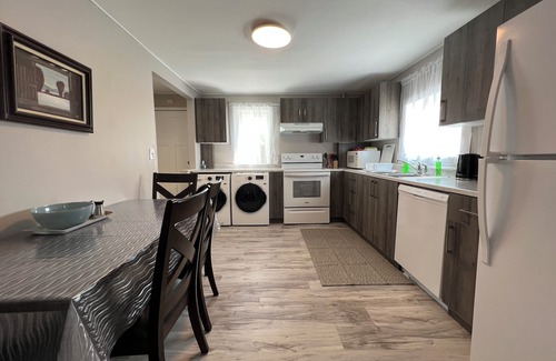Winnipeg House | 2 beds/3 br with office very specious unit in StB with free parking and wifi.
