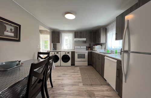 Winnipeg House | 2 beds/3 br with office very specious unit in StB with free parking and wifi.