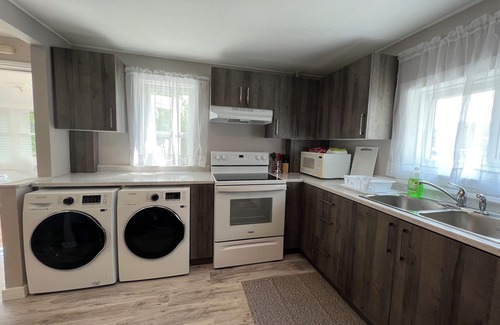 Winnipeg House | 2 beds/3 br with office very specious unit in StB with free parking and wifi.