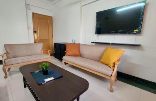Bandra West Apartment | 2 BHK cozy apartment w/Netflix and wifi in Bandra