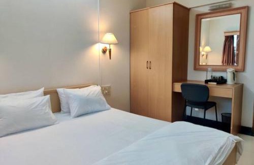 Bandra West Apartment | 2 BHK cozy apartment w/Netflix and wifi in Bandra