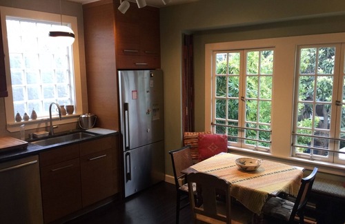 Cleveland Heights House | 2 Br/1Bath Bright-Spacious Flat 2 blks from Lake Merritt, 10 m walk to Bart