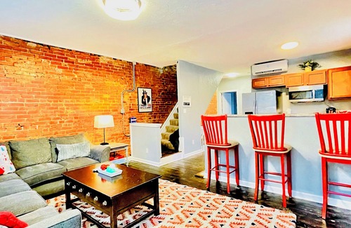 East Allegheny Apartment | *2 BR/2 Bath IDEAL Hospital Access*Free Park*Walk