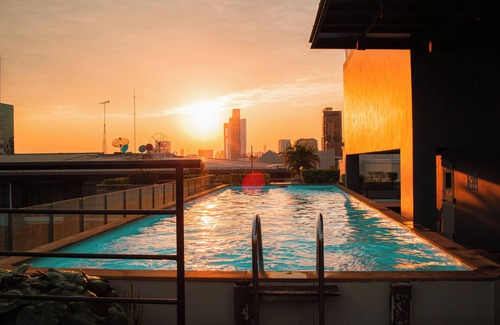 Sukhumvit Apartment | 2 BR - Modern Condo in Sukhumvit Pool and Gym