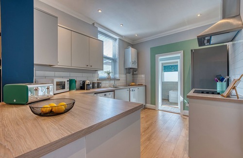 Southsea House | 2 BR Spacious House - Central, Sleeps 4 w/parking