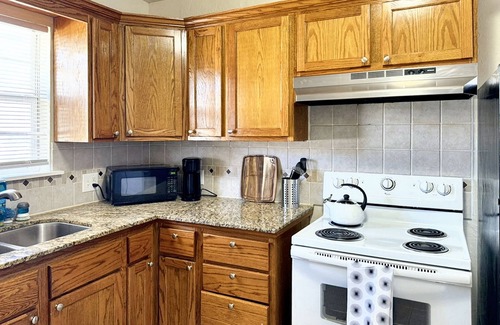 Central Oklahoma City Apartment | 2 brs House With Fenced Yard Near the ZOO